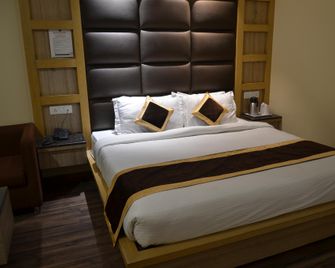 Tulip Tree Hotel - Katra - Bedroom