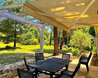 Villa With Swimming Pool In Black Perigord With View On The Sarladaise Campaign - Tamniès - Patio