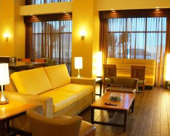 Explore the Grand Canyon: Kingman Stay w/ Pool & Close to Downtown - Kingman - Lounge