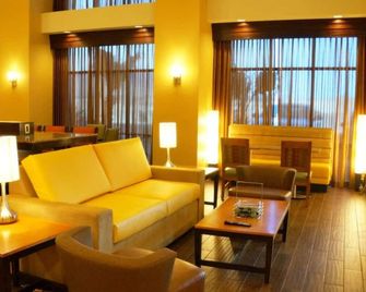 Grand Canyon Kingman Stay w/ Indoor Pool Access & Close to Downtown - Kingman - Oleskelutila