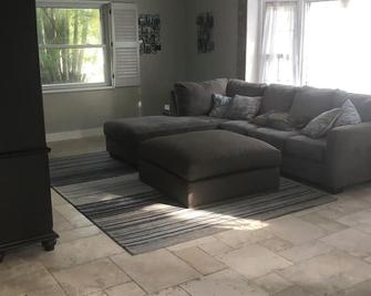 Private Bedroom and Bathroom in a Beautiful Pool house. - Largo - Living room