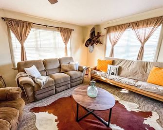 Fenced Yard! Peaceful Retreat in Smithville - Smithville - Sala de estar