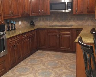 Very Spacious Home Sleeps up to 16 with in-ground swimming pool - Cleveland - Kitchen