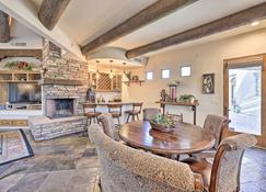 Cave Creek Oasis with Putting Green, Spa and Mtn View! - Cave Creek - Dining room