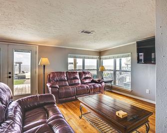 Lakefront Livingston Retreat w/ Dock & Fire Pit! - Livingston - Living room