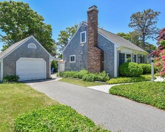 Central AC Close to Beach Dog Friendly! - Chatham - Building