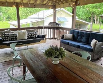 Secluded cabin on 30+acres w/trails, 4hole golf, river access, pond,dog friendly - Burgaw - Patio