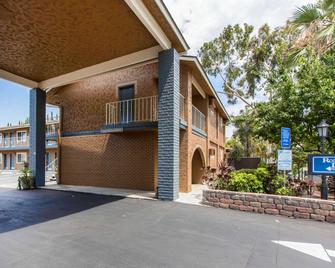 Rodeway Inn Escondido Downtown - Escondido - Building