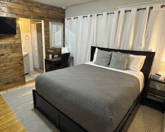 Private Suite w/ Bath & Free Parking - Brockton
