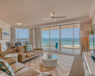 Carmel by the Sea - Broadbeach - Living room