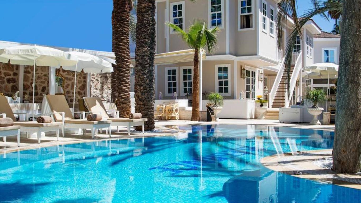 Elegance East Hotel