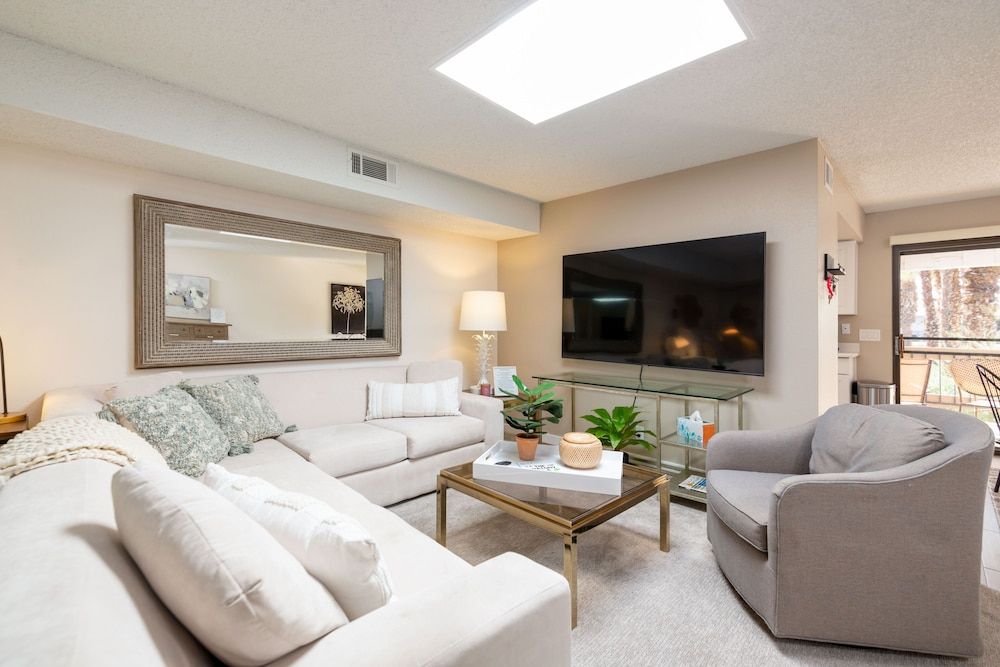 1br Palm Springs Retreat - Golf, Pool Access - Palm Springs - Wohnzimmer