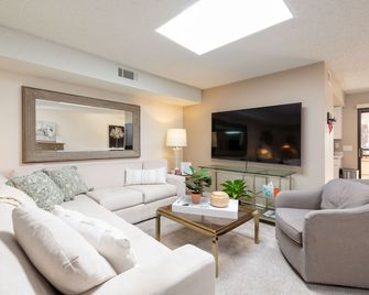 Waverly Poolside Condo Shopping, Nightlife & Golf - Palm Springs - Soggiorno