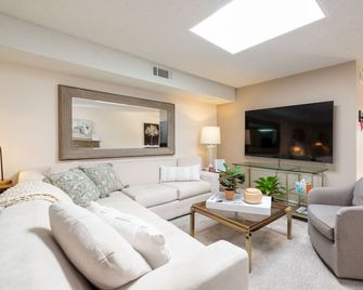 1br Palm Springs Retreat - Golf, Pool Access - Palm Springs - Wohnzimmer