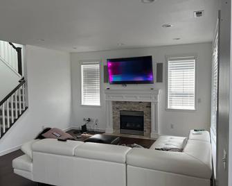 Mansion with impeccable views of sky divers! - Snohomish - Living room