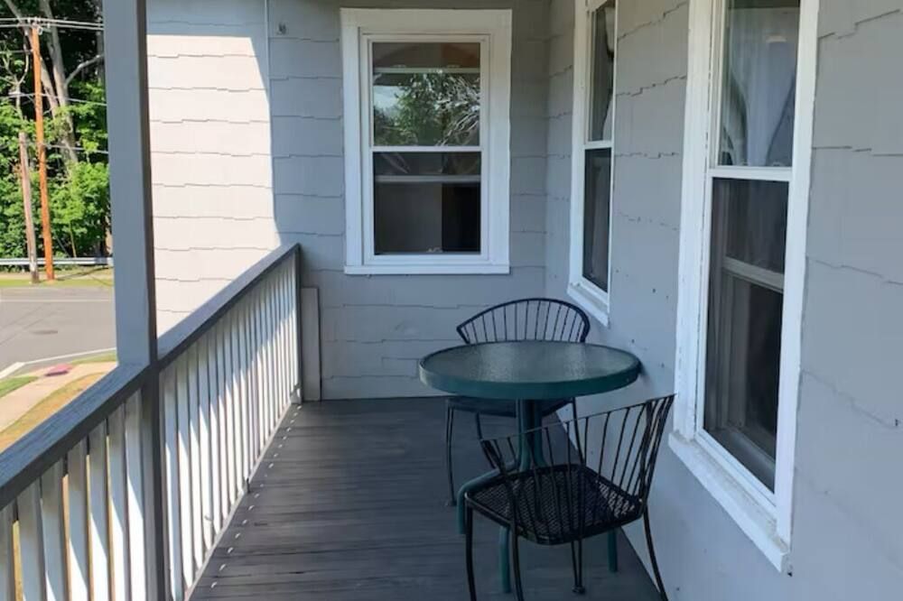 Quaint 2-bedroom apartment close to UMass Amherst great neighborhood in Holyoke