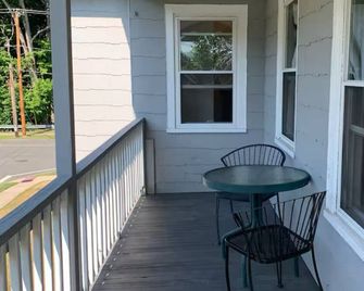Quaint 2-bedroom apartment close to UMass Amherst great neighborhood in Holyoke - Holyoke - Balcony