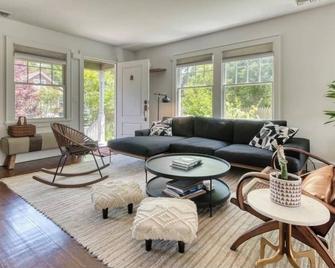 Relax in this light-filled home, steps from the beach and a short walk to town! - Greenport - Salon