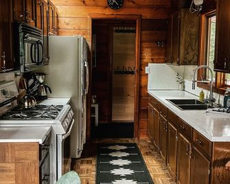 Riverside Bragg Creek Cabin in the Heart of Town - Bragg Creek - Kitchen