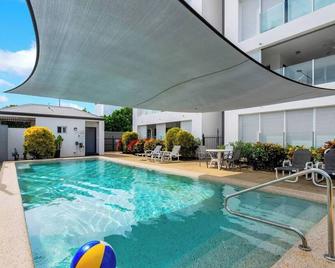 'Eclipse' A Poolside Family Escape in the CBD - Cairns - Pool