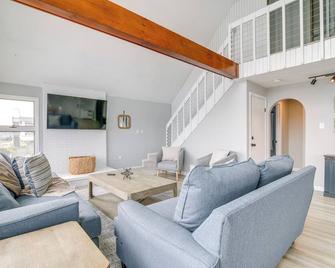 Serene Mattapoisett Home with Private Beach Access! - Mattapoisett - Living room