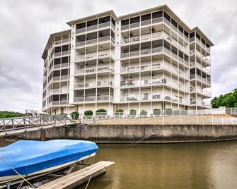 Lakefront Osage Beach Condo Dock Your Boat Here! - Osage Beach - Building
