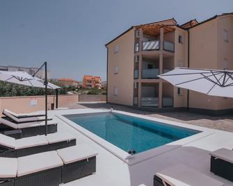 Poolside Hideout Apartments - Novalja - Pool