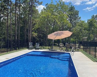 Spacious house with pool less than 5 miles from the village of Pinehurst - Pinebluff - Pool