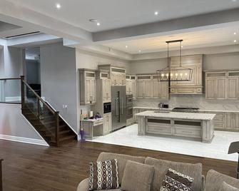 Ambassador style Smart home 5 min walk to beach - Pickering - Kitchen