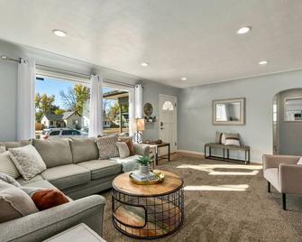 Hot tub, fire pit, short walk to downtown Loveland - Loveland - Living room