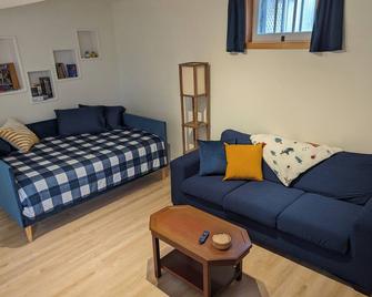 Cozy nature themed one bedroom apartment, pet friendly - Sudbury - Living room