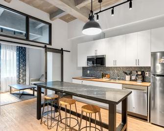 Cannery Lofts Niagara - Niagara Falls - Kitchen