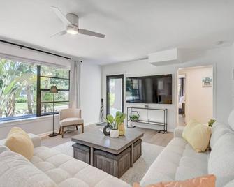 Paradise Palms House - Delray Beach - Living room
