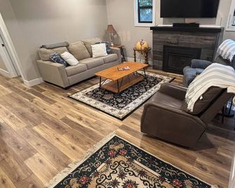 Lake Breeze Cottage 6 beds w AC, hot tub near Lake Michigan beach and The Deck. - Muskegon - Living room
