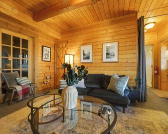 Secluded Mtn-view Retreat in Mars Hill - Mars Hill - Living room