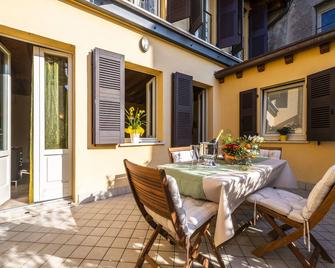 Flowers Apartments - Desenzano del Garda - Patio