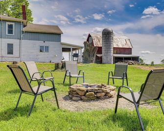 Wellsboro Farmhouse w/ Grill & Fire Pit! - Wellsboro - Binnenhof