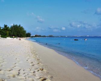 Cayman Cottage On Cemetery Beach - West Bay - Beach