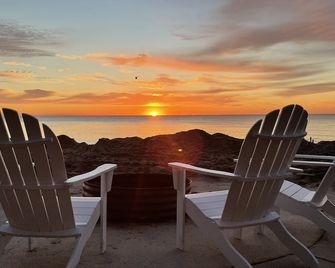 Unit #2-The Lazy Fish one queen bed, full bathroom and renovated kitchen. - Oscoda - Terasa