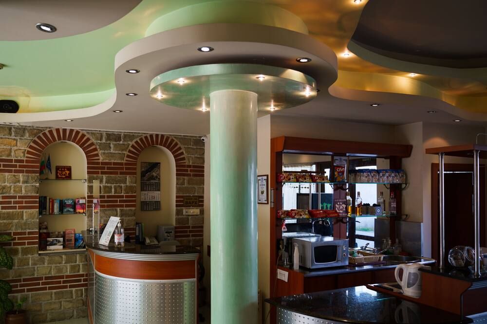 ديونيس هوتل - فارنا - بار