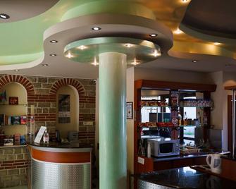 ديونيس هوتل - فارنا - بار
