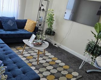 Charming Wolverhampton Apartment with Private Entrance - Wolverhampton - Living room
