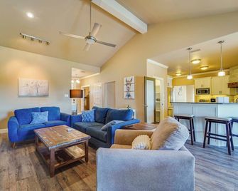 Spacious Lubbock Home w/ Private Pool & Yard! - Lubbock - Living room