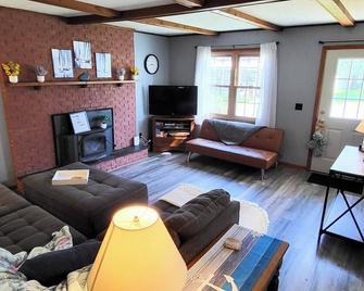 Charming 3-bedroom house with WiFi, AC in beautiful Edinboro - Edinboro - Sala de estar
