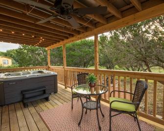 Your Hill Country Getaway On Johnson Creek! Efficiency Cabin - Ingram - Balcón