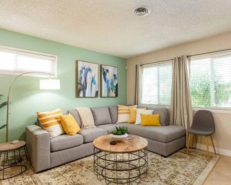 3 Bd House Near Disney/Knotts/Convention Ctr~sleeps 10!~king Beds! - Fullerton - Living room