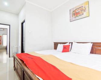 RedDoorz Plus Near Ubung Terminal Denpasar - Denpasar - Habitación