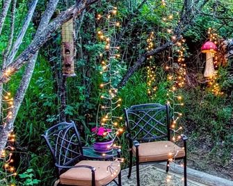 Private Hot Spring, Perfect for Couples, No Shared Spaces, 1 Hour North of Boise - Garden Valley - Patio