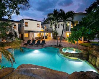 Villa sleeps 18, Movie theater, Pool, & Jacuzzi ! - 邁阿密海岸 - 游泳池