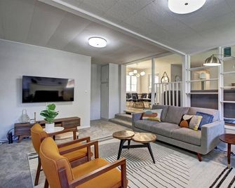 Wilson Circle - Boise - Living room